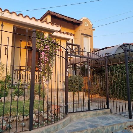 Hostal Las Rosas Salta Bagian luar foto