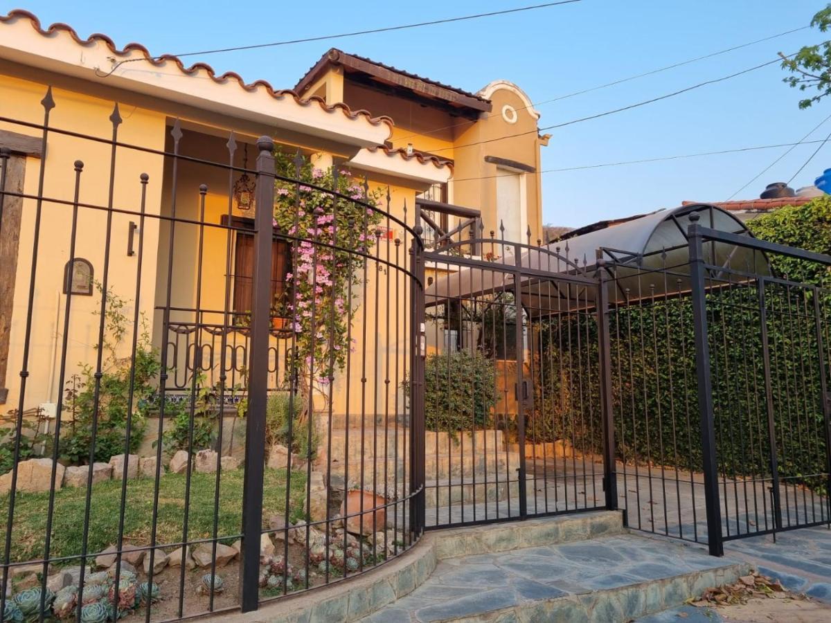 Hostal Las Rosas Salta Bagian luar foto
