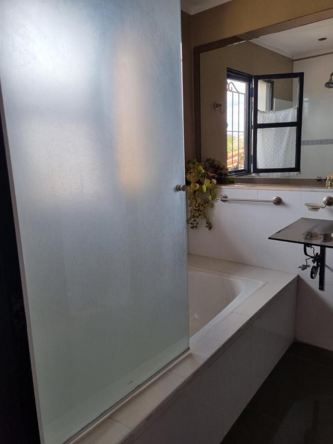 Hostal Las Rosas Salta Bagian luar foto